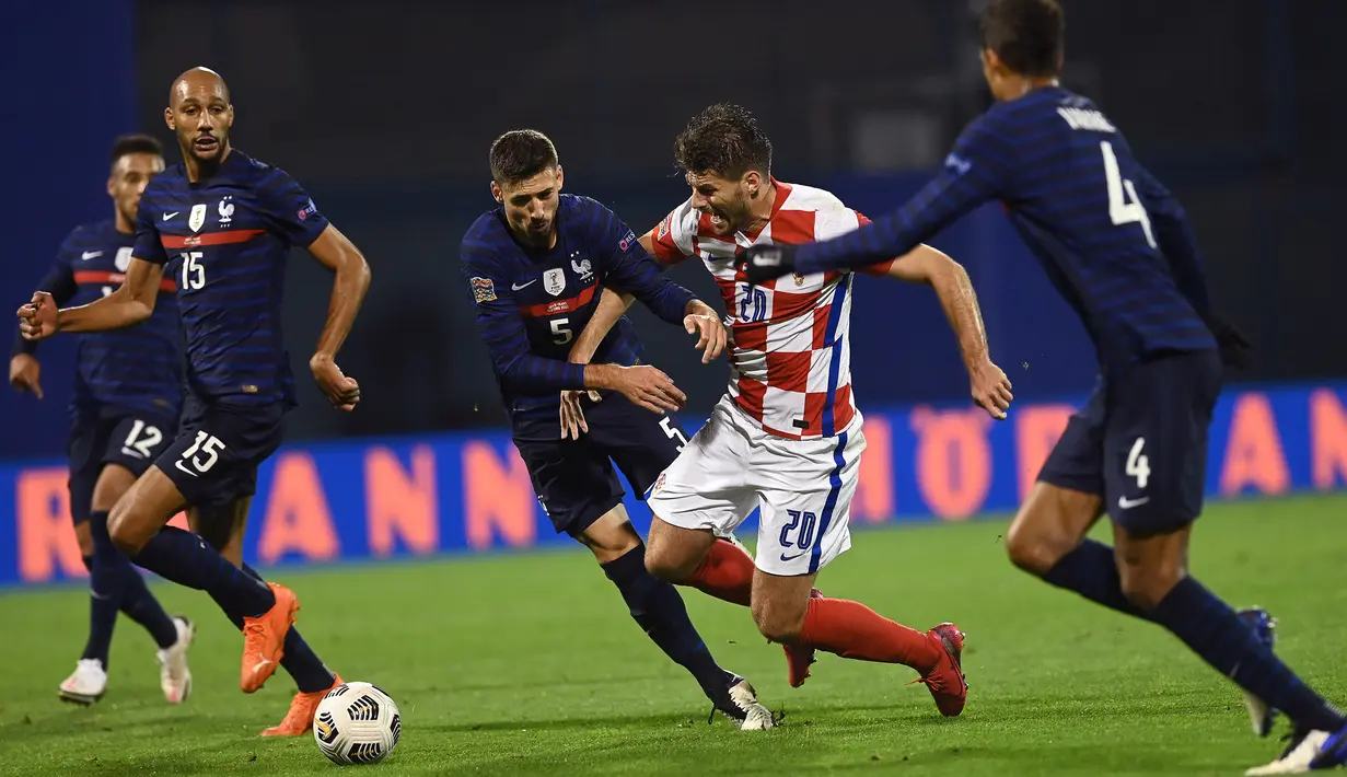 Bek Prancis, Clement Lenglet, berebut bola dengan penyerang Kroasia, Bruno Petkovic, pada laga lanjutan UEFA Nations League 2020/2021 di Maksimir Stadium, Kamis (15/10/2020) dini hari WIB. Prancis menang 2-1 atas Kroasia. (AFP/Franck Fife)