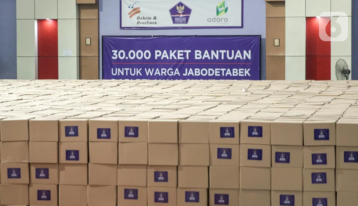 Kotak berisi sembako bertumpuk di GOR Gelanggang Remaja, Jakarta, Senin (18/5/2020). Relawan Gugus Tugas Percepatan Penanganan COVID-19 membagikan 30.000 paket bantuan kepada warga Jabodetabek yang terdampak COVID-19. (Liputan6.om/Faizal Fanani)