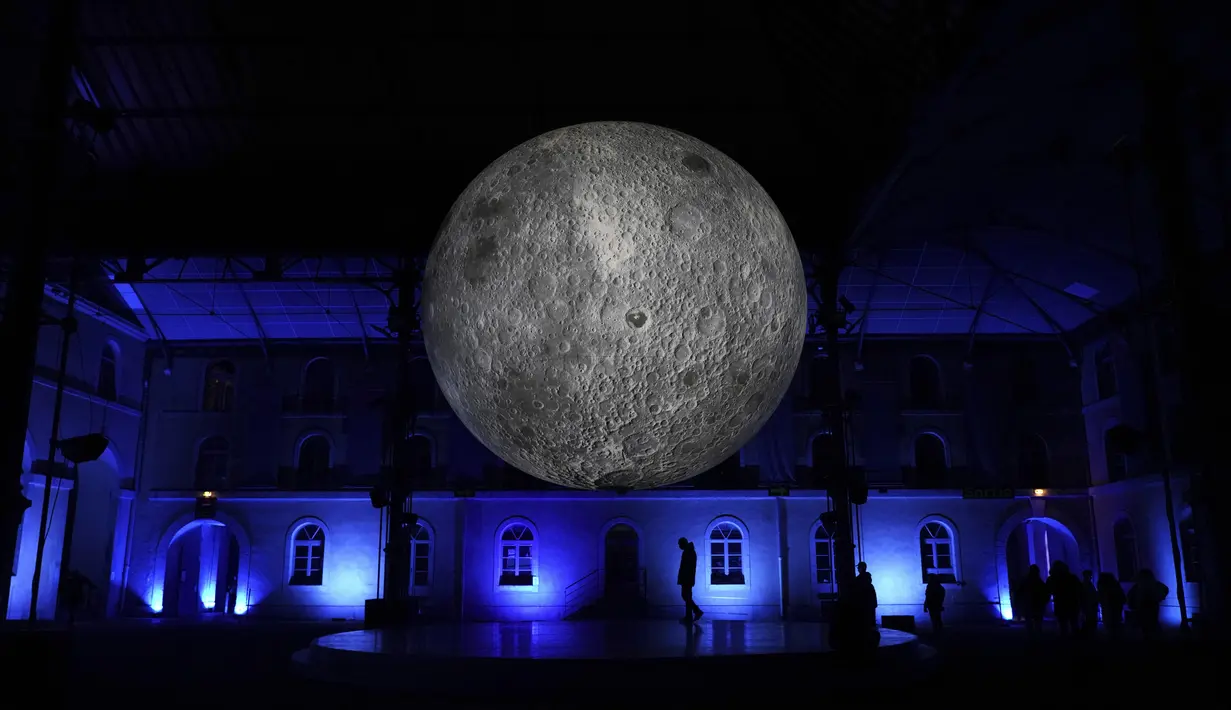 Orang-orang menghadiri pertunjukan cahaya malam di Lyon, Prancis tengah, Rabu (8/12/2021). Jutaan orang diperkirakan akan menghadiri acara Festival of Lights selama empat hari di kota itu. (AP Photo/Laurent Cipriani)