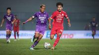 Penyerang Persija Jakarta, Osvaldo Haay (46) mendapatkan penjagaan ketat dari bek kanan Persita Tangerang, Muhammad Toha dalam lanjutan BRI Liga 1 2022/2023 di Indomilk Arena, Tangerang, Selasa (28/3/2023) malam WIB.