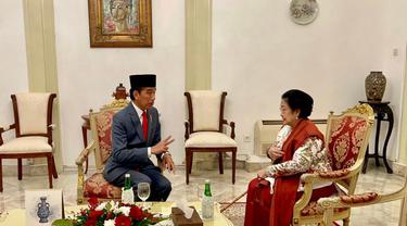 Presiden Joko Widodo atau Jokowi bertemu dengan Presiden RI ke-5 Megawati Soekarnoputri di ruang tunggu Istana Negara