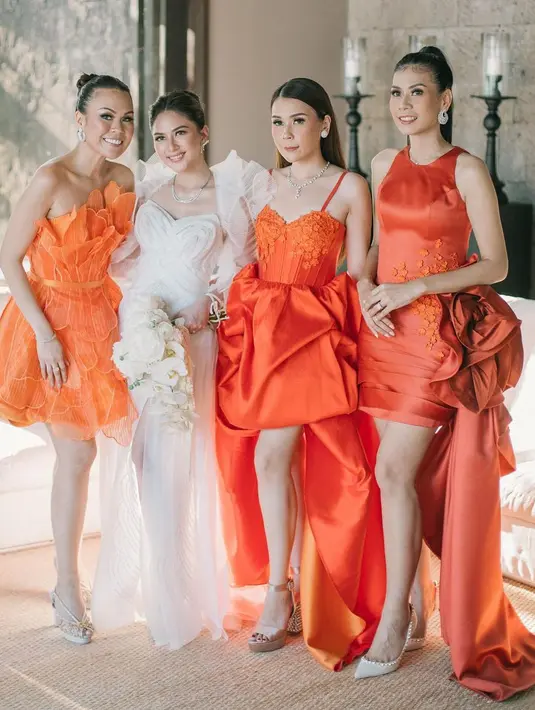 Saat resepsi di Bali, Jessica Mila memilih mengenakan gaun klasik model bustier rancangan Jeffry Tan. Gaun tersebut dilengkapi dengan organza outer pada bagian bahu yang bisa dilepas pasang.