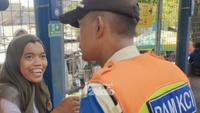 Detik Mencekam di Stasiun: Wanita Pendorong Security Ternyata ODGJ