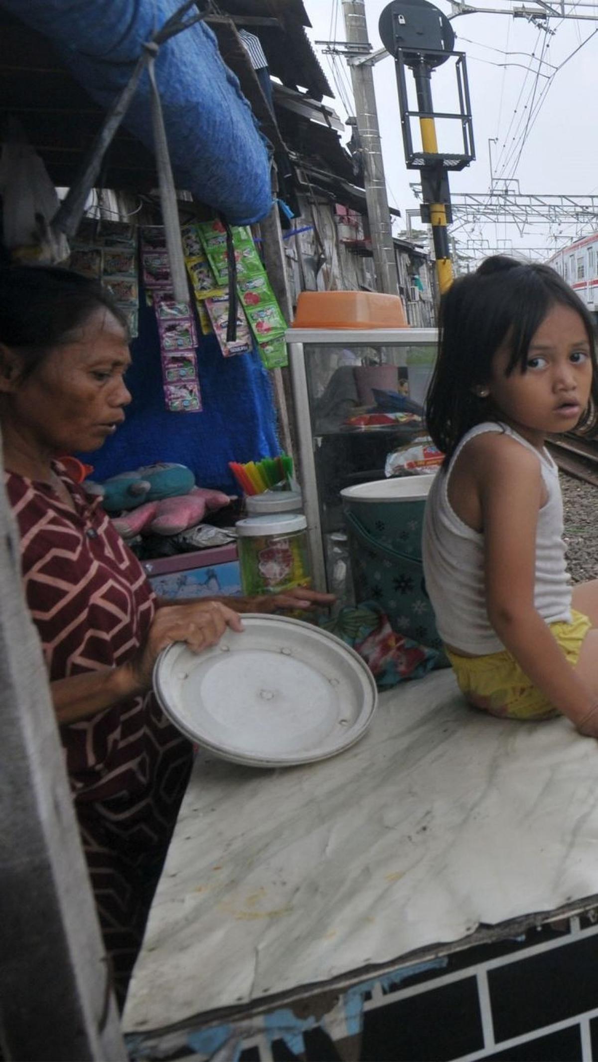 Ibu Amina membuka warung kecil yang selalu ramai oleh anak-anak yang jajan di tempatnya.&nbsp;Foto: merdeka.com / Imam Buhori<br>
