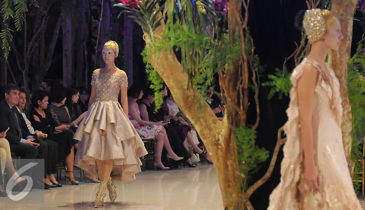 Model berjalan membawakan busana rancangan Sebastian Gunawan  bertema "A Midsummer Night's Dream" di Jakarta, Kamis (19/11). Tian Gunawan terinspirasi dari karya sastrawan William Shakespear. (Liputan6.com/Herman Zakharia)