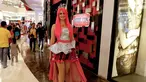 Seorang wanita cantik berkarakter Barbie berjalan di pusat perbelanjaan Lippo Mall Kemang, Jakarta, Sabtu (19/12). Karakter Barbie membius anak-anak saat liburan sekolah. (Liputan6.com/Fery Pradolo)
