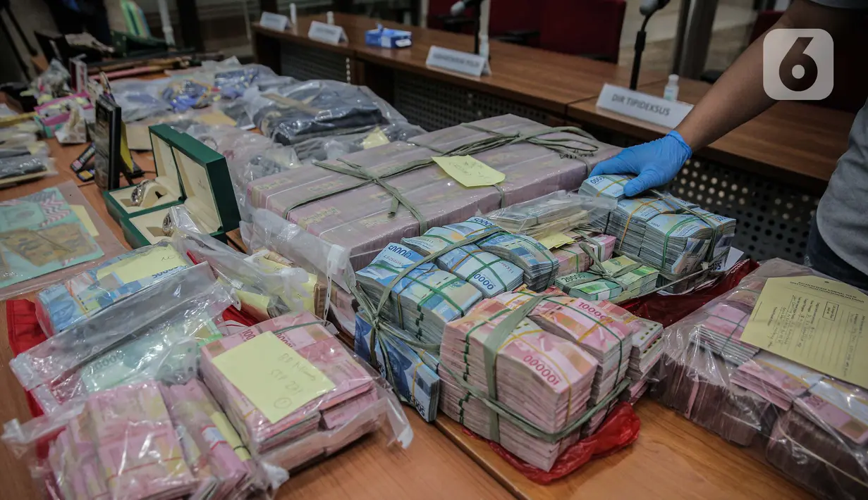 Sejumlah barang bukti uang diperlihatkan saat rilis kasus dugaan investasi ilegal E-Dinar Coin (EDC) Cash.di Bareskrim Polri, Jakarta, Kamis (22/4/2021). (Liputan6.com/Faizal Fanani)