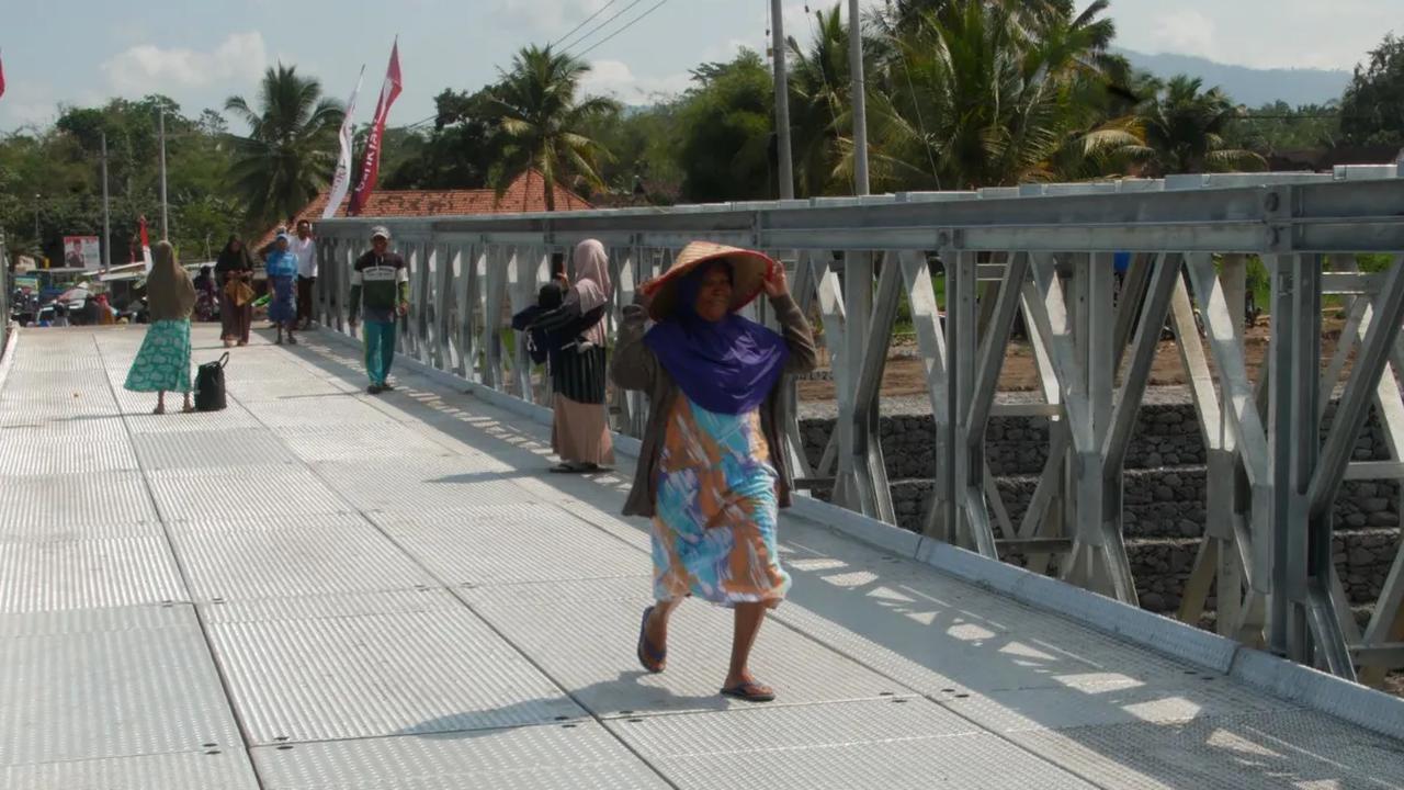 Jembatan baru dengan panjang sekitar 40 meter itu diklaim bisa tahan selama 50 tahun. Untuk merawat jembatan itu, Khofifah meminta agar truk pasir tidak melintas di atasnya.<br>