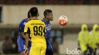 Duel Pemain Persib Bandung, Toni Sucipto (kanan) berebut bola dengan pemain Mitra Kukar, Yogi Rahadian  pada babak delapan besar Piala Presiden di Stadion Manahan, Solo. Jumat (25/2/2017). (Bola.com/Nicklas Hanoatubun)