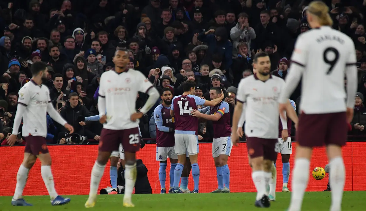 Man City mencoba meningkatkan intensitas serangan di sisa waktu untuk mencari gol penyeimbang. Sayang, usaha mereka tak membuahkan hasil. Skor 1-0 untuk kemenangan Aston Villa pun menjadi hasil akhir laga ini. (AP Photo/Rui Vieira)