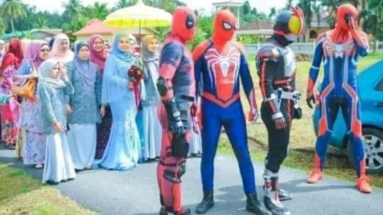 Kakak laki-laki pakai kostum superhero di pernikahan adik