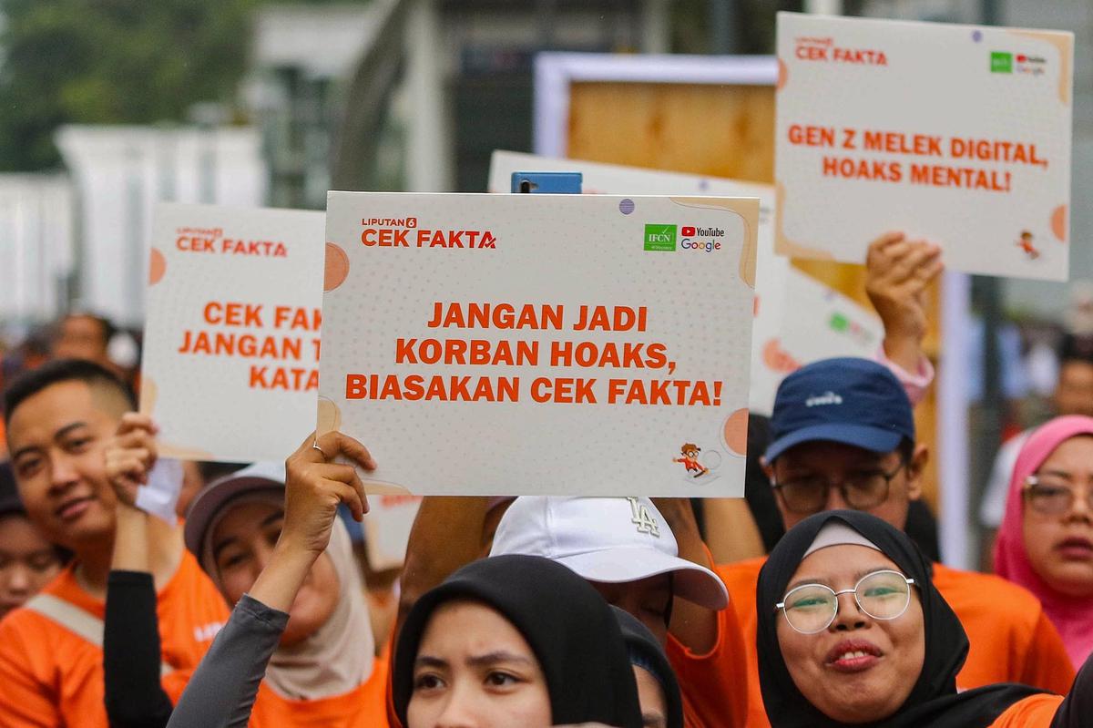 FOTO: Jalan Sehat Berantas Hoaks