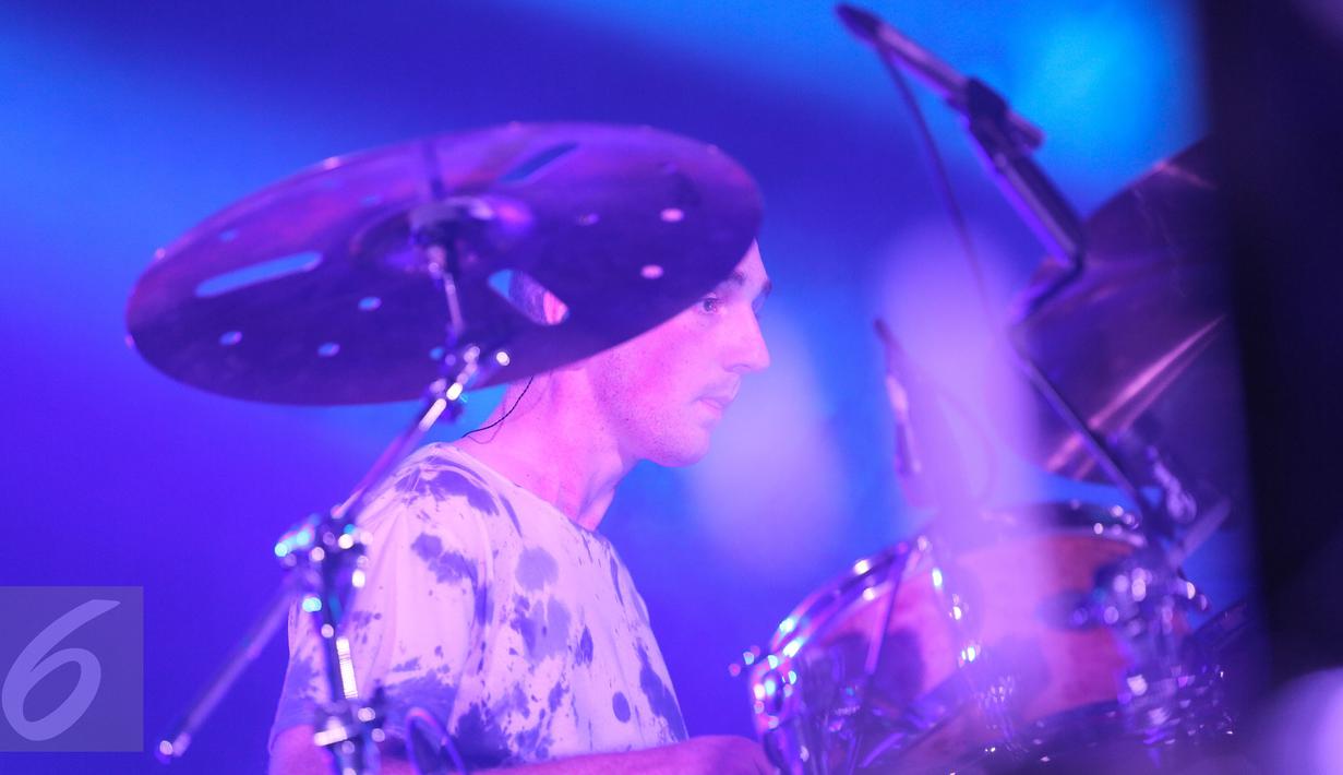 Drumer Grup band Clean Bandit, Luke Patterson tampil dalam konser yang bertajuk "Clean Bandit Live in Jakarta" di Jakarta, (8/12). Mereka membawakan dua belas lagu diantaranya Real Love, Stronger dan Rather Be. (Liputan6.com/Faizal Fanani)