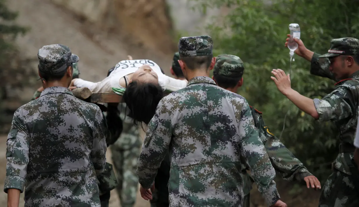 Sedikitnya 150 orang tewas dan sekitar 1.300 lainnya cedera akibat gempa tersebut, China, Minggu (3/8/14). (REUTERS/China Daily)