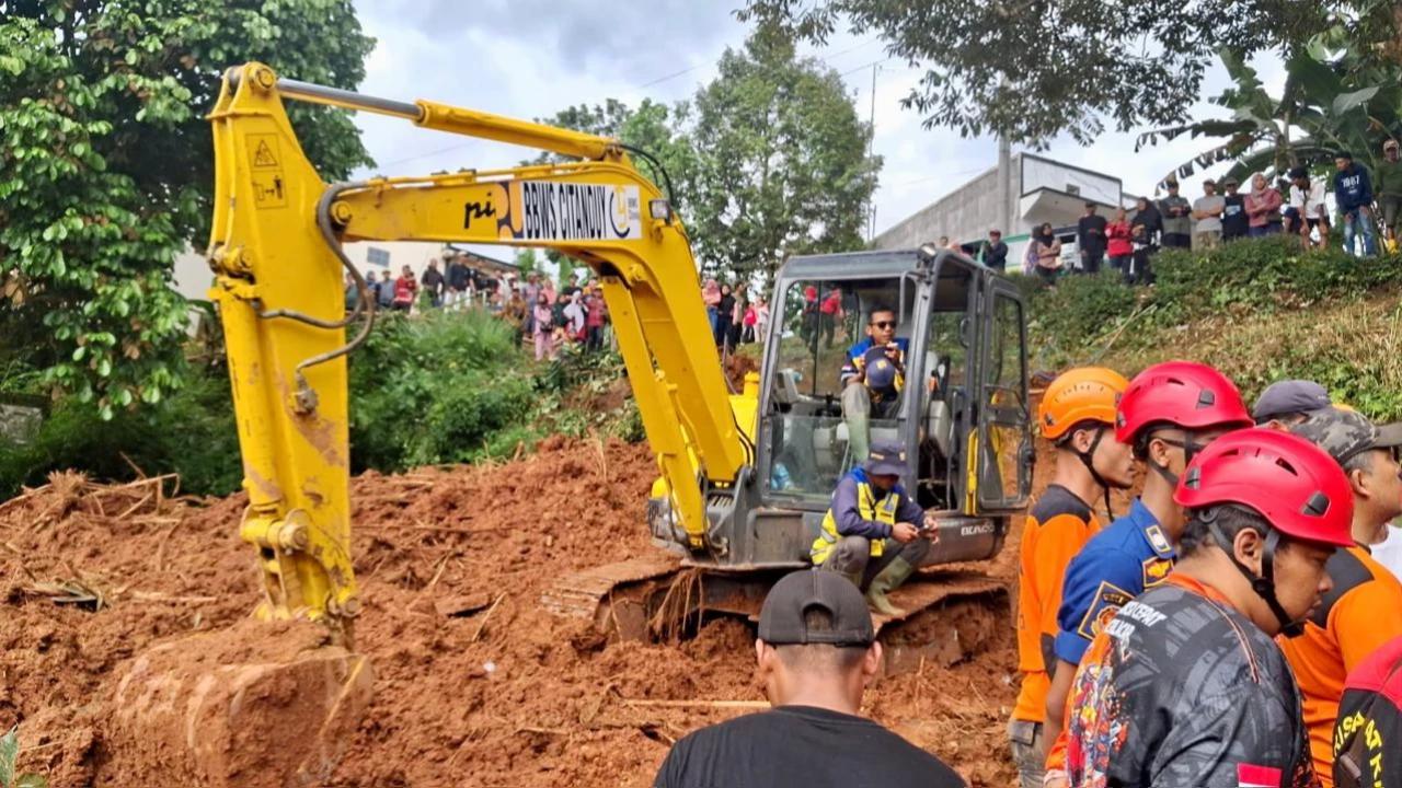 Hujan Deras, BPBD Jateng Hentikan Pencarian Korban Longsor Cilacap pada Malam Hari