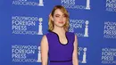 Mengunjungi 'Hollywood Foreign Press Association', Emma tampil mengenakan dress berwarna biru yang dikombinasi dengan garis hitam. Rambut pendek blonde yang sedikit dikeriting, Emma terlihat sederhana. (AFP/Bintang.com)