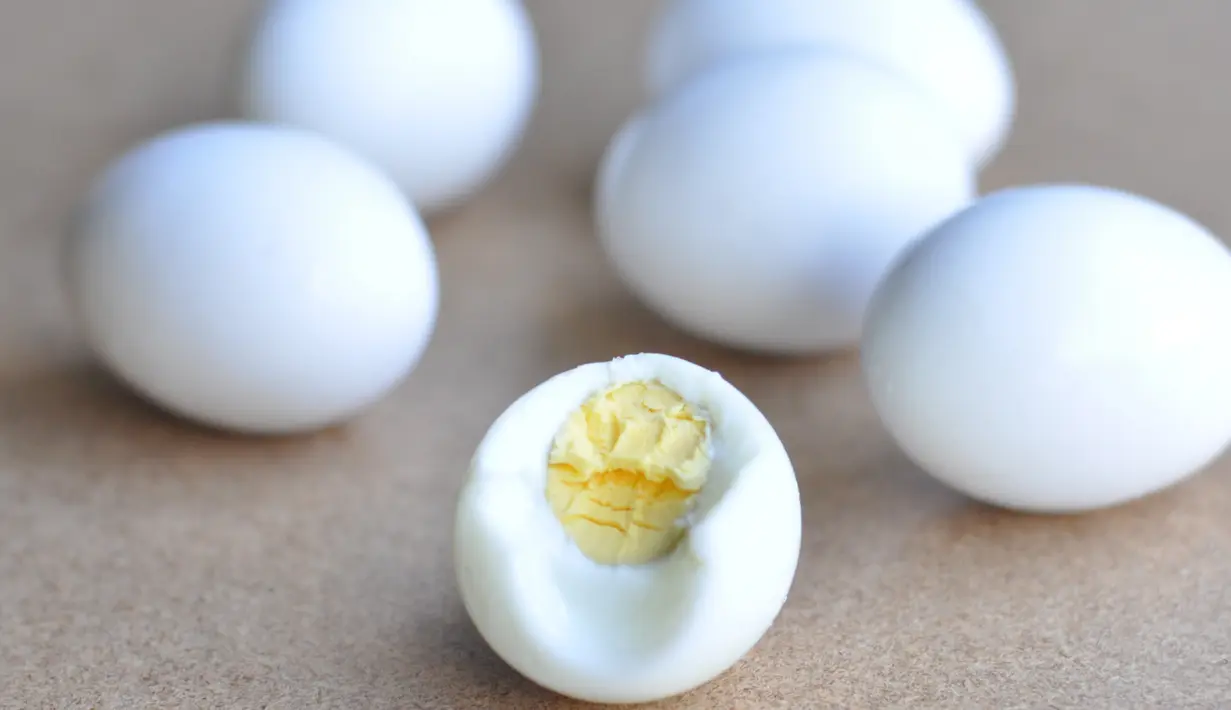 Kelaparan di malam hari, seringkali membuat seseorang kesulitan untuk tidur. Mengkonsumsi telur rebus berprotein tinggi dapat membantu memperbaiki kualitas tidur dan menjaga kesehatan tubuh Anda. (nutritiouseats.com)