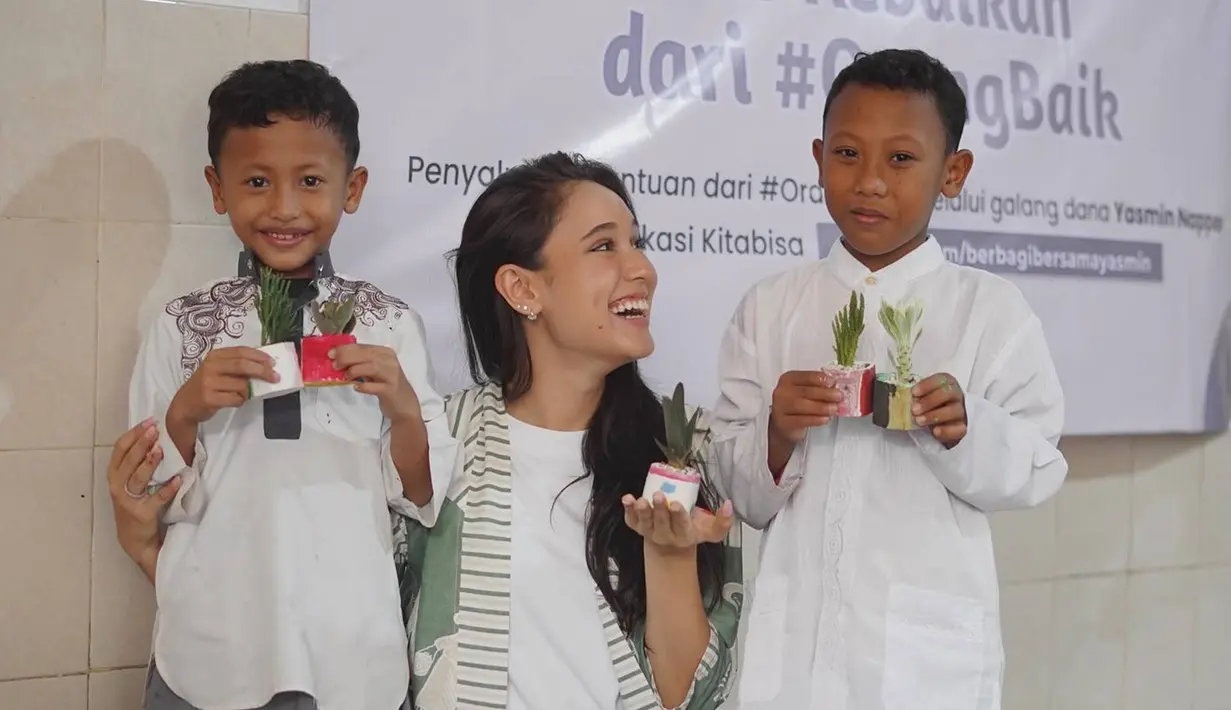 Bersama anak-anak, Yasmin Napper begitu akrab dan selalu dihiasi dengan wajah bahagia. Banyak netizen memuji aksinya tersebut dengan membanjiri kolom komentar Instagramnya. (Liputan6.com/IG/@yasminnapper)