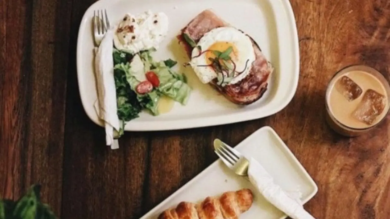 Makan siang cantik di restauran mahal demi likes. (instagram.com/lissettecalveiro)