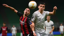 Gelandang AC Milan, Ismael Bennacer, berebut bola dengan gelandang Sparta Praha, David Pavelka, pada laga lanjutan Liga Europa 2020/2021 di Stadion San Siro, Jumat (30/10/2020) dini hari WIB. AC Milan menang 3-0 atas Sparta Praha. (AFP/Marco Bertorello)