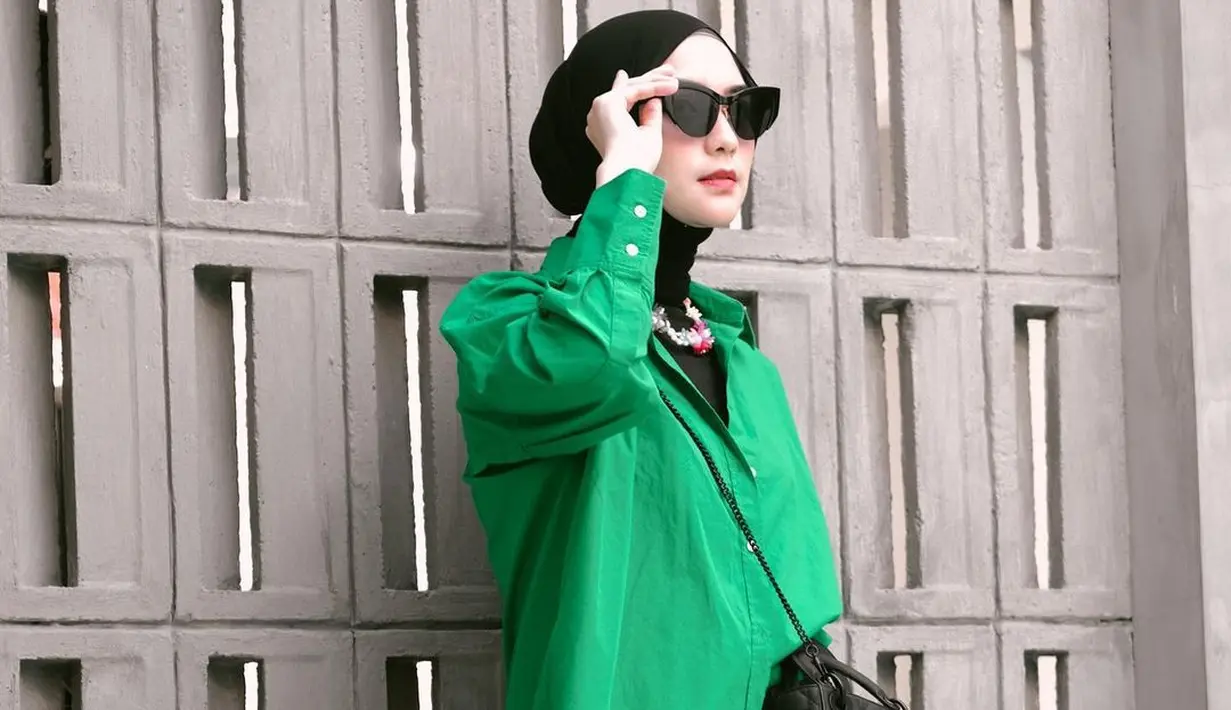 <p>Busana elegan tidak selalu membosankan, menggunakan warna cerah pun bisa dilakukan. Padukan warna cerah dengan busana warna netral seperti Citra Kirana. Cara ini akan membuat look tidak terlalu berlebihan. [Instagram/citraciki]</p>