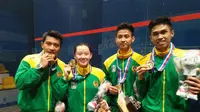Regu campuran squash Jawa Timur meraih medali PON 2016 setelah mengalahkan tim Jawa Barat pada partai final yang berlangsung di Arena Squash Graha Siliwangi, Bandung, Senin (26/9/2016). (Bola.com/Fahrizal Arnas)