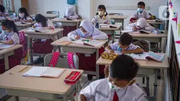 Sejumlah siswa mengikuti Pembelajaran Tatap Muka (PTM) di SDN 01 Pondok Labu, Jakarta, Senin (3/1/2022). Pemprov DKI Jakarta menggelar pembelajaran tatap muka (PTM) setiap hari dengan jumlah siswa setiap kelas mencapai 100 persen dari kapasitas. (Liputan6.com/Faizal Fanani)