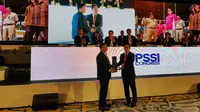 Manajer Barito Putera, Hasnuryadi Sulaiman, menerima penghargaan yang diberikan PSSI kepada sang ayah, H. Abdussamad Sulaiman HB, dalam rangkaian Kongres PSSI di Bali (20/1/2019). (Bola.com/Istimewa)