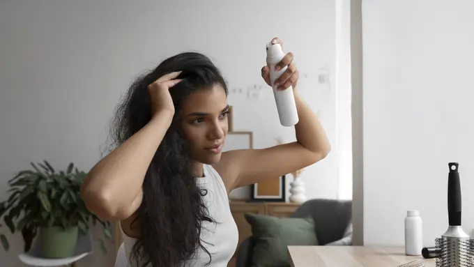 Kenali Fungsi dan Tips Pemakaian Hair Mist untuk Rambut Kering agar Tetap Harum dan Berkilau