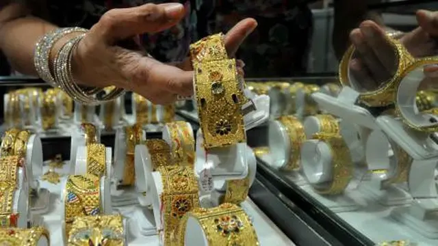 Harga Emas Turun. merdeka.com/dwi narwoko