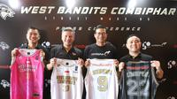Petinggi klub West Bandits Combiphar Solo dalam acara perkenalan sponsor dan pengumuman pergantian nama klub. (Bola.com/Dok. West Bandits)