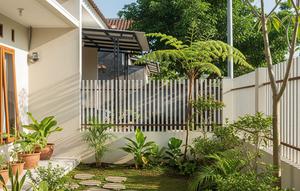 Model Kebun Rumah dengan Pijakan Batu ala Halaman Tempo Dulu. (Foto: AI)