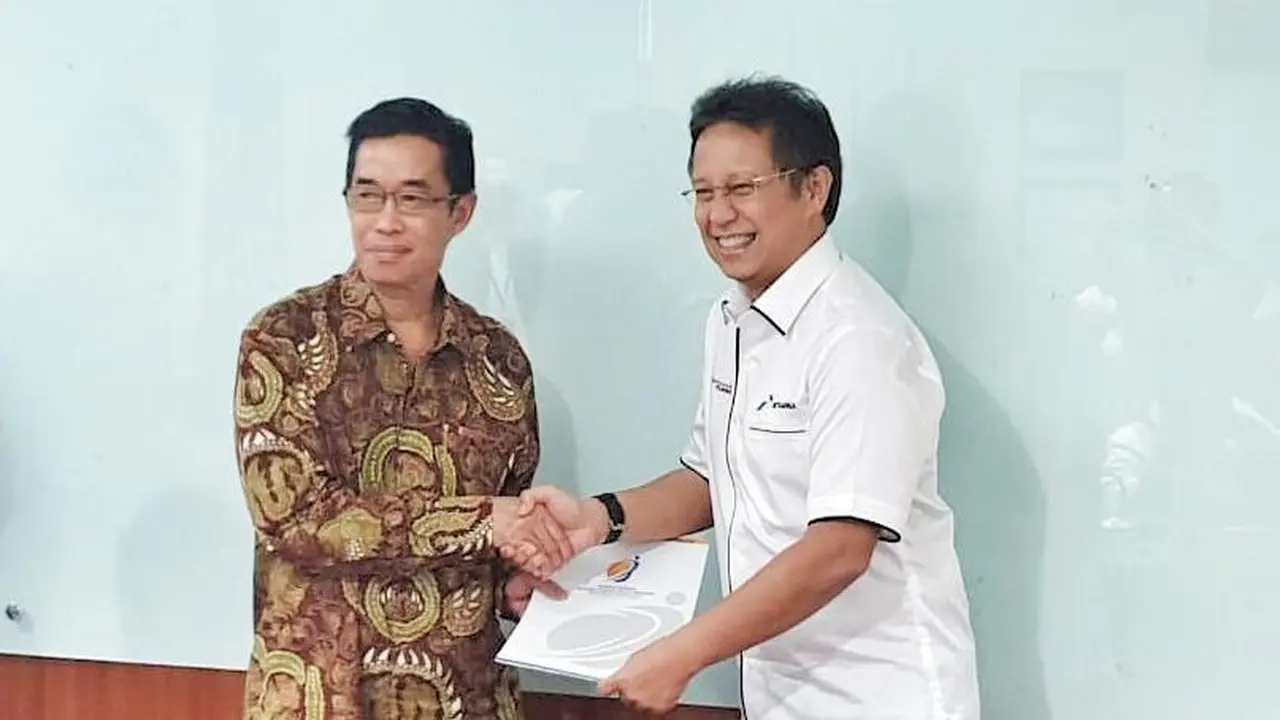 Wakil Menteri BUMN Budi Gunadi Sadikin menyerahkan surat keputusan pengangkatan Zuklifli Zaini sebagai Direktur Utama PT PLN (Persero).
