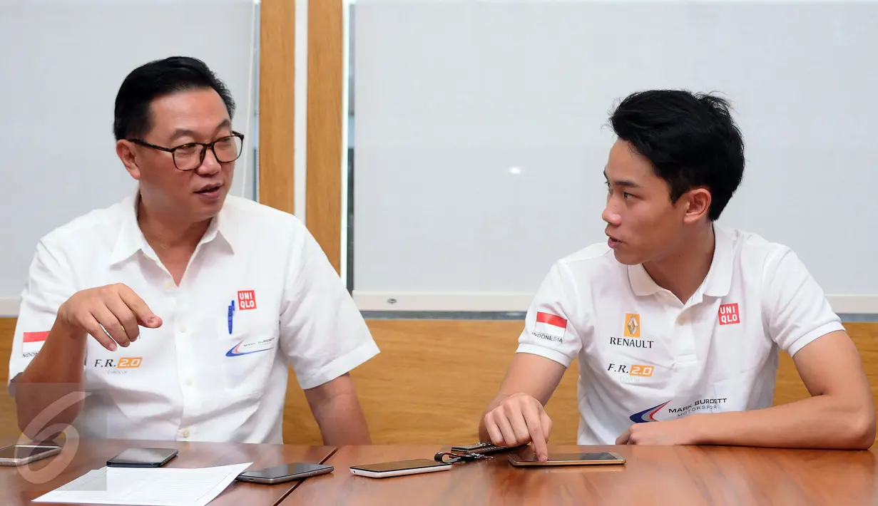 Presley Martono (kanan) berbincang dengan ayah sekaligus managernya, Perry Martono saat memberi keterangan terkait persiapan berlaga di ajang Eurocup Formula Renault 2.0 2017, Jakarta, Kamis (9/3). (Liputan6.com/Helmi Fithriansyah)