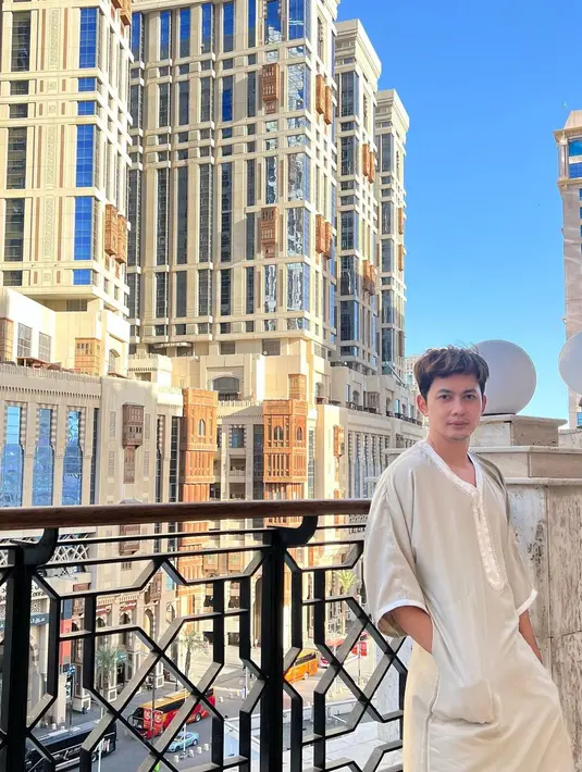 Sekitar dua minggu lebih Kiki dan Bobby di Tanah Suci. Melalui akun instagramnya, ia juga mengajak para pengikutnya untuk berdonasi. [Instagram/kikifarrel_]