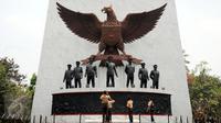 Sejumlah Pramuka mengabadikan patung tujuh pahlawan revolusi di Monumen Pancasila Sakti, Jakarta, Selasa (29/9/2015). Pemerintah akan mengadakan upacara peringatan Hari Kesaktian Pancasila pada 1 Oktober mendatang. (Liputan6.com/Helmi Fithriansyah)