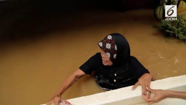Setelah tiga tahun tak tergenang banjir, warga Kampung Melayu harus merasakan kembali dahsyatnya banjir akibat curah hujan tinggi.
