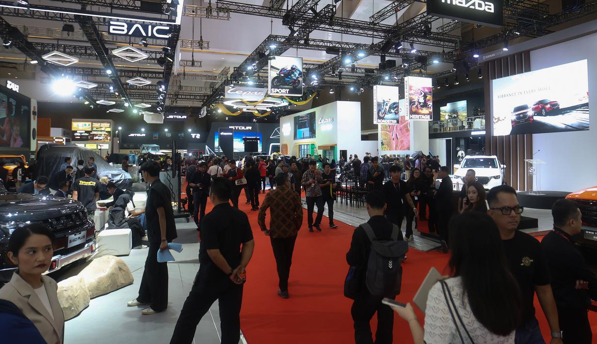 Pengunjung melihat-lihat mobil yang dipamerkan saat International Motor Show (IIMS) 2026 di JIExpo Kemayoran, Jakarta, Kamis (5/2/2026). (Kapanlagi.com/Budy Santoso)