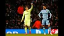 Ekspresi Pemain Belakang Manchester City, Martin Demichelis (kanan) saat milahat selebrasi gol Luis Suarez di laga 16 besar Liga Champions di Stadion Etihad, Manchester, Inggris  (24/2/2015). Barcelona unggul 2-0 atas Man City.(Reuters/Darren Staples)