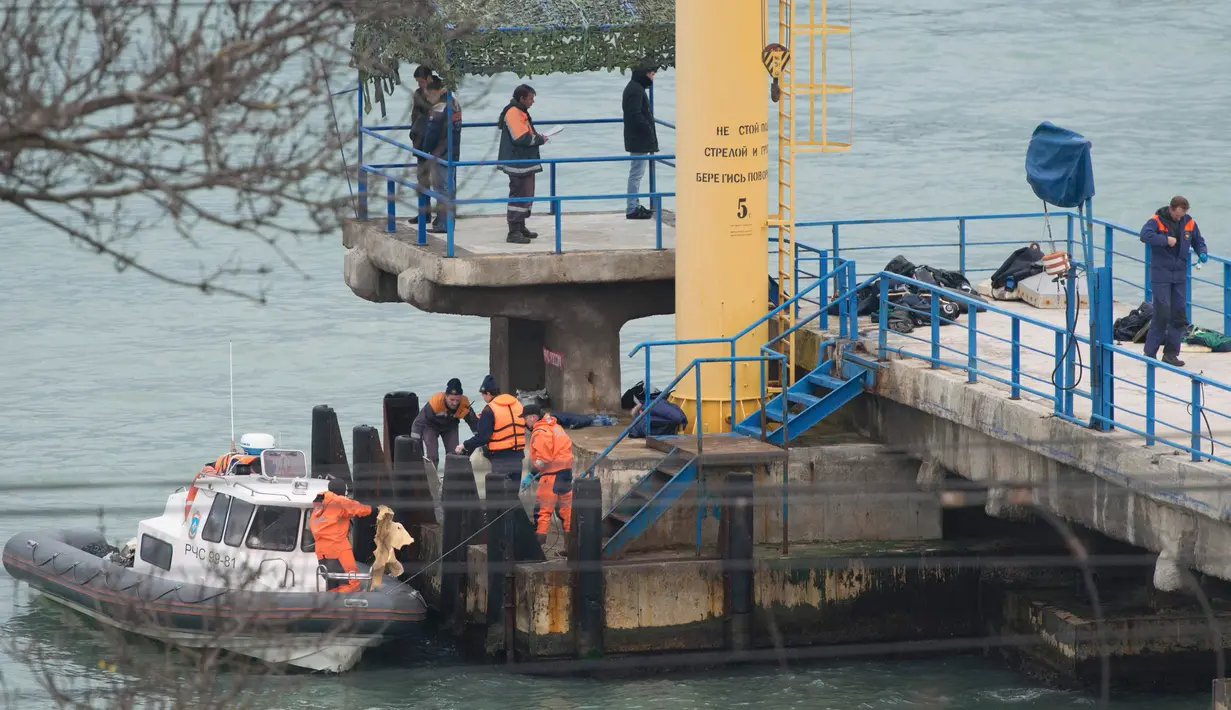 Petugas Kementerian Pertahanan Rusia mengangkat puing pesawat ke dermaga yang ditemukan tidak jauh dari kecelakaan pesawat militer Rusia Tu-154 di Laut Hitam di pinggiran Sochi, Rusia (25/12). (REUTERS/Maxim Shemetov)