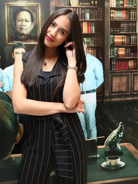 Pevita Pearce melihat beberapa tempat seperti hotel banyak, tapi tidak ada yang komplain. Setelah rame menjadi perbincangan, unggahan lukisan Dewi Soekarno telanjang itu telah dihapus di media sosialnya. (Bambang E. Ros/Bintang.com)