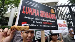 Seorang Aktivis menunjukan makanan khas semarang Lumpia kepada wartawan, Jakarta, Jumat (20/2/2015). Aktivis Semarang menggelar aksi memprotes makanan khas Kota Semarang Lumpia yang diklaim sebagai produk Malaysia. (Liputan6.com/Faizal Fanani)