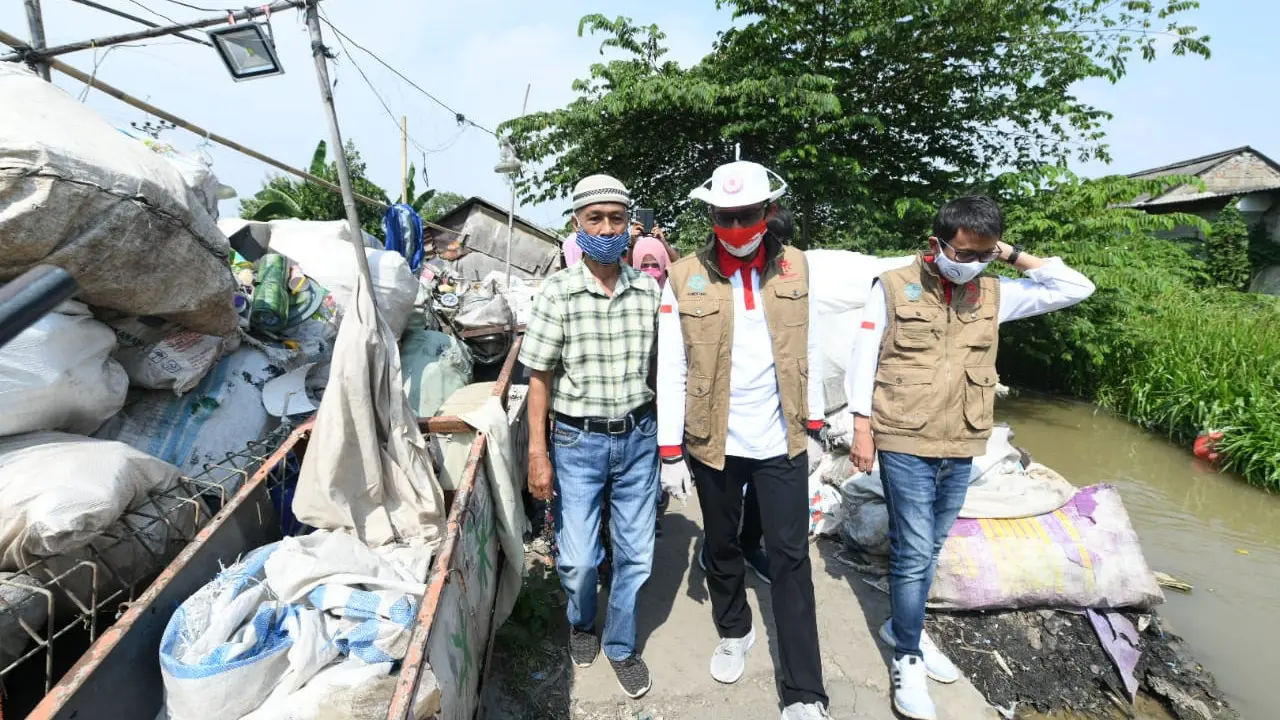 Sandiaga Uno bagikan 350 paket sembako ke buruh harian dan pemulung.