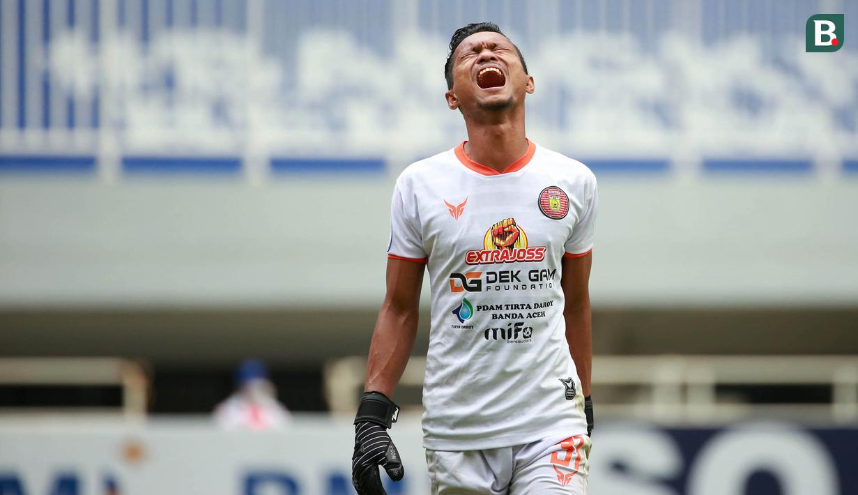 Kiper Persiraja Banda Aceh, Fakrurrazi tampak kecewa usai ditaklukkan Persela Lamongan 0-1 dalam laga pekan ke-5 BRI Liga 1 2021/2022 di Stadion Pakansari, Bogor, Selasa (28/9/2021). (Bola.com/ M Iqbal Ichsan)