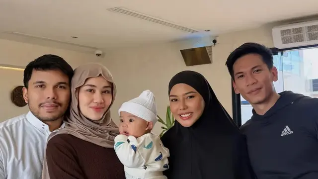 Aaliyah Massaid Umrah sambil menggendong Baby Arash . [@aaliyah.massaid]