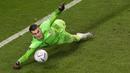 <p>Kiper Kroasia, Dominik Livakovic melakukan penyelamatan penalti saat laga 16 besar Piala Dunia 2022 melawan Jepang yang berlangsung di Al Janoub Stadium,&nbsp;Senin (05/12/2022). (AP/Luca Bruno)</p>