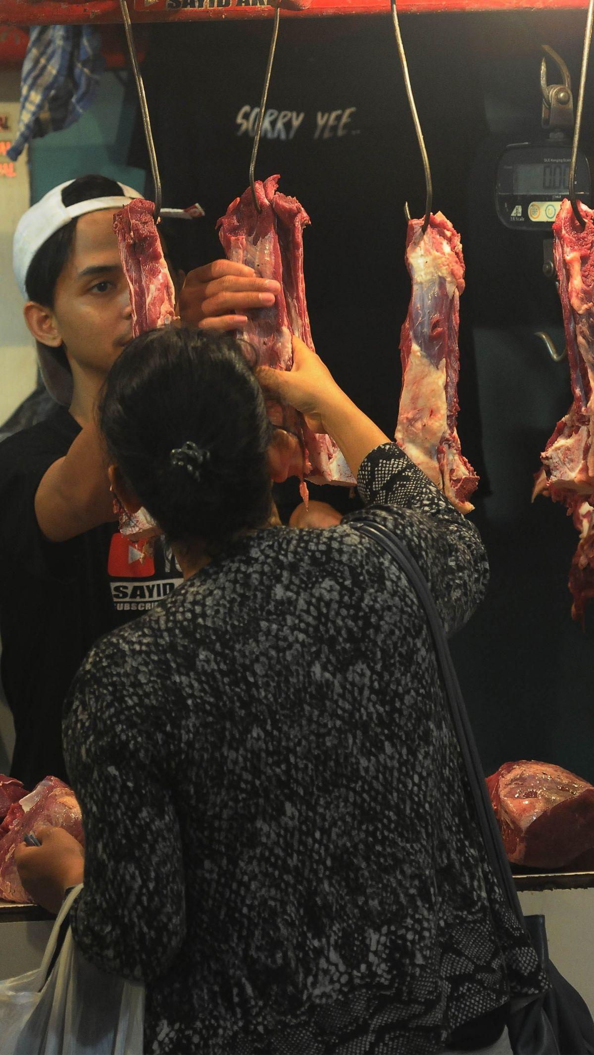 Mereka mengaku kenaikan harga daging dalam satu minggu ini belum mencapai 50 persen. Foto: merdeka.com / Imam Buhori