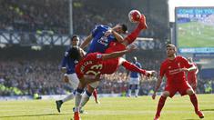 Pemain Liverpool Emre Can berebut bola dengan pemain Everton Gareth Barry dalam lanjutan Liga Premier Inggris di Goodison Park, Minggu (04/10/2015). Liverpool dan Everton bermain imbang 1-1. (Action Images via Reuters / Lee Smith)