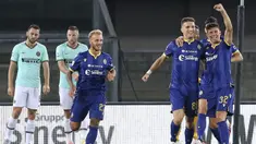 Pemain Hellas Verona merayakan gol yang dicetak Darko Lazovic ke gawang Inter Milan pada laga lanjutan Serie A di Stadion Antonio Bentegodi, Jumat (10/7/2020) dini hari WIB. Inter Milan bermain imbang 2-2 atas Hellas Verona. (Paola Garbuio/LaPresse via AP)