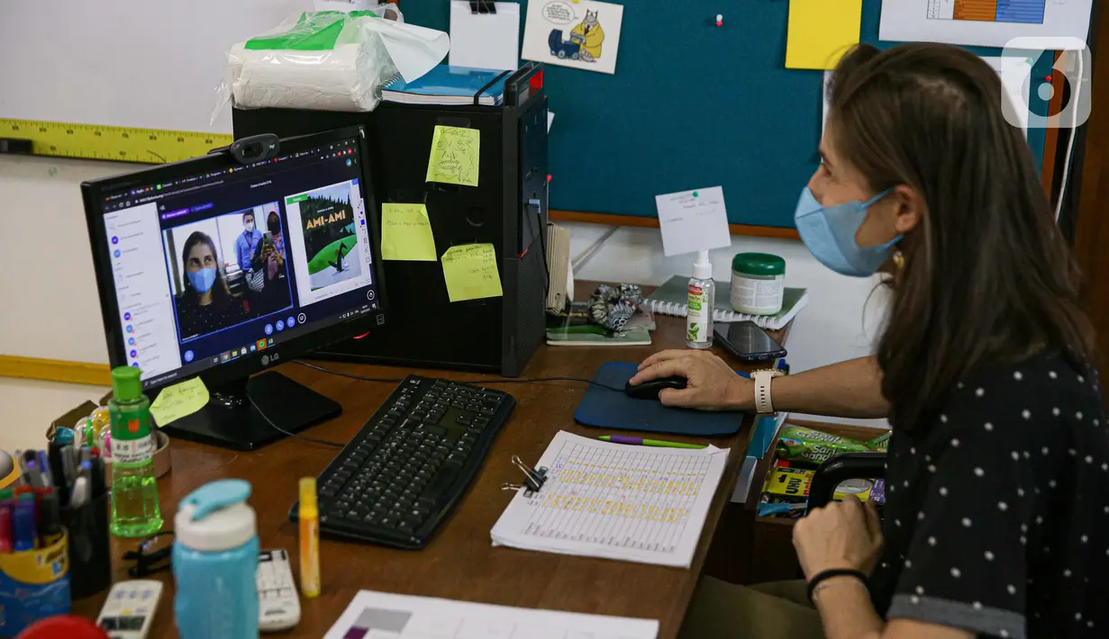 Suasana kegiatan belajar dengan metode blended learning (sistem pembelajaran campuran) di Lycee Francais De School, Jakarta, Jumat (28/5/2021). Sekolah ini menerapkan sistem pembelajaran tatap muka dengan daring agar ruang kelas hanya diisi 50 persen kapasitas siswa. (Liputan6.com/Faizal Fanani)